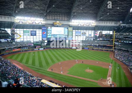 06 avril 2016 : vue générale de Miller Park pendant le match de baseball de la Ligue majeure entre les Giants de San Francisco et les Brewers de Milwaukee à Milwaukee, WISCONSIN. Ricky Bassman/CSM(crédit image : © Ricky Bassman/CSM via ZUMA Wire) Banque D'Images