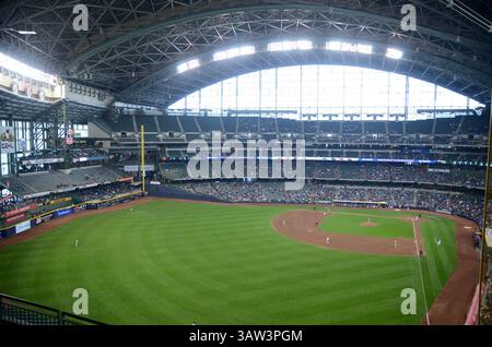 06 avril 2016 : vue générale de Miller Park pendant le match de baseball de la Ligue majeure entre les Giants de San Francisco et les Brewers de Milwaukee à Milwaukee, WISCONSIN. Ricky Bassman/CSM(crédit image : © Ricky Bassman/CSM via ZUMA Wire) Banque D'Images