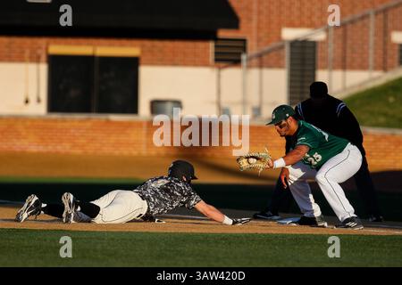 22 mars 2016 : Catcher Ben Breazeale (9 ans) de la Wake Forest bat le tag de l'infidieur Logan Sherer (25 ans) de la Charlotte dans le match de baseball NCAA entre les Charlotte 49er's et les Wake Forest Demon Deacons au David F. Couch Ballpark à Winston-Salem, Caroline du Nord. Scott Kinser/CSM(image de crédit : © Scott Kinser/CSM via ZUMA Wire) Banque D'Images