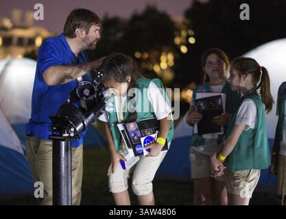 1er juillet 2015 - Washington, DC, États-Unis d'Amérique - Joseph Novotko, scientifique de la NASA, assiste des éclaireuses à observer les étoiles lors de la toute première campagne de la Maison Blanche avec cinquante filles de quatrième année dans le cadre du mouvement Let's Move ! Initiative extérieure sur la pelouse sud de la Maison Blanche le 30 juin 2015 à Washington, DC. (Crédit image : © Aubrey Gemignani/NASA/ZUMAPRESS.com) Banque D'Images