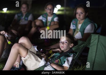 1er juillet 2015 - Washington, DC, États-Unis d'Amérique - Un groupe de Girl Scouts se repose autour d'un feu de camp pendant le tout premier Campout de la Maison Blanche avec cinquante filles de quatrième année dans le cadre du Let's Move ! Initiative extérieure sur la pelouse sud de la Maison Blanche le 30 juin 2015 à Washington, DC. (Crédit image : © Aubrey Gemignani/NASA/ZUMAPRESS.com) Banque D'Images