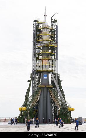 20 juillet 2015 - Baïkonour, Kazakhstan - les bras du portique se ferment autour du vaisseau spatial Soyouz TMA-17M sur la rampe de lancement du cosmodrome de Baïkonour le 20 juillet 2015 au Kazakhstan. Le lancement de la fusée Soyouz est prévu pour le 23 juillet et transportera l'équipage de l'expédition 44 jusqu'à la Station spatiale internationale. (Crédit image : © Aubrey Gemignani/NASA/ZUMAPRESS.com) Banque D'Images