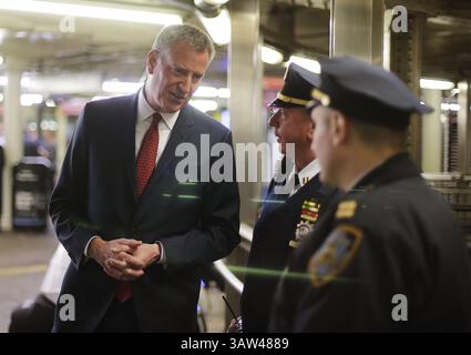 22 mars 2016 - New York, New York, U. S - le maire de New York Bill de Blasio accueille des policiers dans la station de métro de Times Square mardi 22 mars 2016, New York. (Crédit image : © Prensa Internacional via ZUMA Wire) Banque D'Images