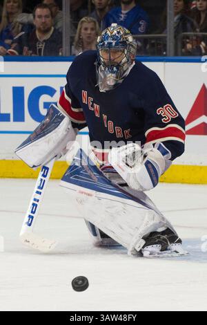 23 mars 2016 : Henrik Lundqvist (30 ans), gardien des New York Rangers, réagit à la rondelle lors du match entre les New York Rangers et les Boston Bruins au Madison Square Garden à Manhattan, New York . Crédit obligatoire : Kostas Lymperopoulos/CSM (crédit image : © Kostas Lymperopoulos/CSM via ZUMA Wire) Banque D'Images
