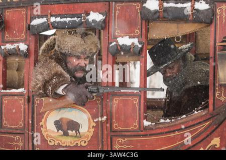 DATE DE SORTIE : 30 décembre 2015.TITLE : The Hainful Eight. STUDIO : doubles longs métrages. RÉALISATEUR : Quentin Tarantino. INTRIGUE : dans les morts d'un hiver du Wyoming, un chasseur de primes et son prisonnier trouvent refuge dans une cabane actuellement habitée par une collection de personnages infâmes. PHOTO : Samuel L. Jackson, Kurt Russell, Jennifer Jason Leigh. (Crédit : © double Feature films/Entertainment Pictures) Banque D'Images