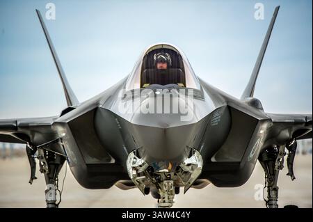 17 février 2016 - Boise, Idaho, États-Unis d'Amérique - Maj. Garret Dover, pilote d'essai de l'US Air Force, se prépare à rouler jusqu'à la piste à bord d'un avion de chasse furtif F-35A Lightning II avec le 31st test and Evaluation Squadron à Mountain Home Air Force base le 19 février 2016 près de Boise, Idaho. (Crédit image : © J.M. Eddins Jr/Planet Pix via ZUMA Wire) Banque D'Images