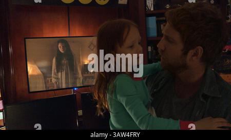 DATE DE SORTIE : octobre 23, 2015TITLE : activité paranormale : The Ghost dimension STUDIO : Paramount Pictures RÉALISATEUR : Joshua Oppenheimer INTRIGUE : en utilisant une caméra spéciale qui peut voir les esprits, une famille doit protéger sa fille d'une entité maléfique avec un plan sinistre PHOTO : Starring - Chris J. Murray, Brit Shaw, Ivy George (Credit image : © Paramount Pictures//Entertainment Pictures/ZUMAPRESS.com) Banque D'Images