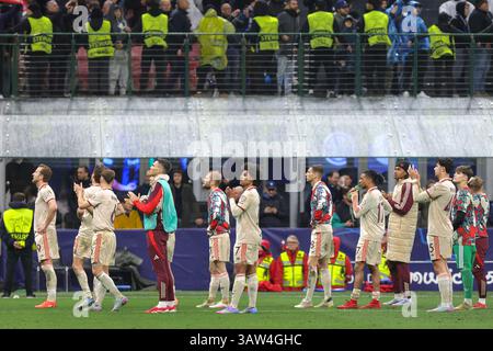 Milan, Italie. 18 avril 2025. Italie, Milan, 2025 04 16 : les joueurs du Bayern Munich, après l'élimination, saluent les supporters dans les gradins à la fin du match de football FC Inter vs Bayern Munich, UCL 2024-2025, quart de finale 2e manche au stade San Siro Italie, Milan, 2025 04 16 : FC Inter vs Bayern munich, UEFA Champions League 2024/2025, quart de finale 2e manche, disputé au stade San Siro. (Photo de Fabrizio Andrea Bertani/Pacific Press) crédit : Pacific Press Media production Corp./Alamy Live News Banque D'Images
