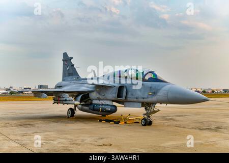 Base aérienne de Don Muang, Bangkok, Thaïlande, 8 mars 2025 : vue de face du chasseur Jas39 Gripen sur le tarmac au salon aérien du 88e anniversaire de la Royal Thai Air Force Banque D'Images