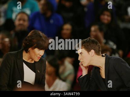 27 janvier 2016 - Michigan, mi, États-Unis - Rachel Maddow Right s'entretient avec la maire de Flint, Karen Weaver, lors de l'enregistrement de ''American Disaster : The Crisis in Flint, un hôtel de ville MSNBC'' de Flint, Michigan, le mercredi 27 janvier 2016..Romain Blanquart/ Detroit Free Press (image : © Detroit Free Press via ZUMA Wire) Banque D'Images