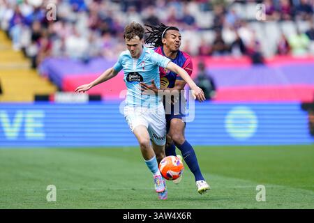 Barcelone, Espagne. 19 avril 2025. Barcelone, Espagne, saison 2024/2025, la Liga EA Sports, Journée 32, FC Barcelone v RC Celta, stade Lluis Companys, 19 avril 2025Jules Kounde du FC Barcelone lors du match la Liga EA Sports entre FC Barcelone et RC Celta joué au stade Lluis Companys le 19 avril 2025 à Barcelone, Espagne. (Photo de Sergio Ruiz/Imago) crédit : Presinphoto SPORT AGENCY/Alamy Live News Banque D'Images