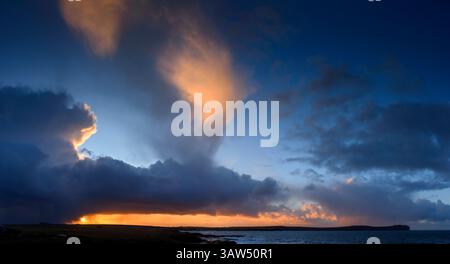 Coucher du soleil de la plage près du village de Mey, Caithness, Ecosse, Royaume-Uni. Dunnett tête dans le distance sur la droite. Banque D'Images