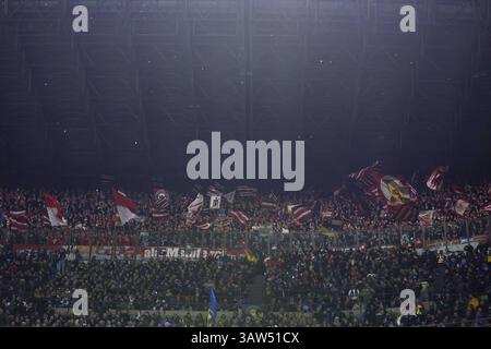 Milan, Italie. 18 avril 2025. Italie, Milan, 2025 04 16 : les supporters du Bayern Munich agitent les drapeaux et montrent des bannières dans les gradins pendant le match de football FC Inter vs Bayern Munich, UCL 2024-2025, quart de finale 2e manche au stade San Siro. Italie, Milan, 2025 04 16 : FC Inter vs Bayern munich, champions de l'UEFA. Ligue 2024/2025, quart de finale 2e manche, disputée au stade San Siro. (Crédit image : © Fabrizio Andrea Bertani/Pacific Press via ZUMA Press Wire) USAGE ÉDITORIAL SEULEMENT ! Non destiné à UN USAGE commercial ! Banque D'Images
