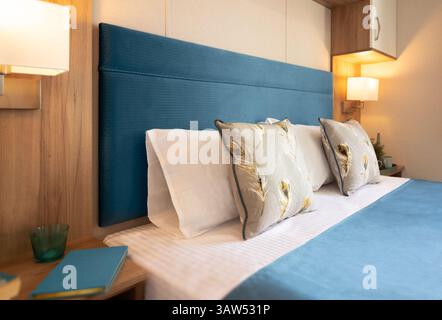 Lit dans la chambre - gros plan du lit fraîchement fait dans une chambre confortable moderne Banque D'Images