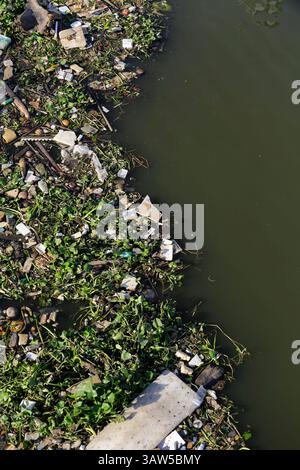 Vue aérienne de haut en bas des déchets polluant la rivière Saigon à Ho Chi Minh ville, Vietnam. Banque D'Images