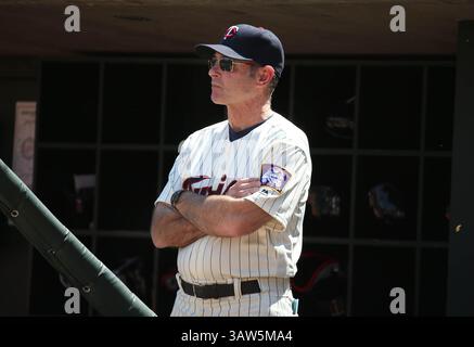 21 mai 2016 - Minneapolis, MN, États-Unis - Paul Molitor, entraîneur des Twins du Minnesota, regarde l'action de la dugout contre les Blue Jays de Toronto le samedi 21 mai 2016, au Target Field de Minneapolis, Minnesota. Les Twins ont gagné, 5-3. (Crédit image : © Jim Gehrz/TNS via ZUMA Wire) Banque D'Images