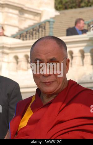 17 octobre 2007 - Washington, DC, Etats-Unis d'Amérique - sa Sainteté la 14ème Dalia Lama Lhamo Dondrub du Tibet préside l'événement sur le front ouest du Capitole américain. (Crédit image : © Mark Reinstein via ZUMA Wire) Banque D'Images