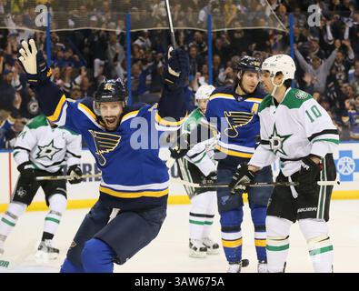 3 mai 2016 - St Louis, MO, USA - le Troy Brouwer de Louis Blues, à gauche, réagit après avoir aidé sur un but de son coéquipier Alexander Steen, deuxième à droite, en première période lors du match 3 d'une demi-finale de la Western Conference le mardi 3 mai 2016 au Scottrade Center à chaque Louis. (Crédit image : © Chris Lee/TNS via ZUMA Wire) Banque D'Images