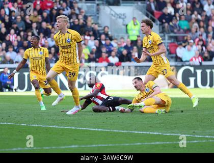 Brentford, Londres, Royaume-Uni. 19 avril 2025 ; Gtech Community Stadium, Brentford, Londres, Angleterre ; premier League Football, Brentford contre Brighton et Hove Albion ; Yoane Wissa de Brentford marquant son 3e but à la 58e minute pour le faire 3-1 crédit : action plus Sports images/Alamy Live News Banque D'Images