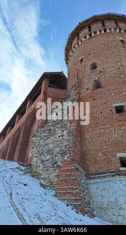Kolomna, région de Moscou- 04 janvier 2025 : ancienne tour forteresse en briques rouges du Kremlin Kolomna avec de la neige couverte Banque D'Images