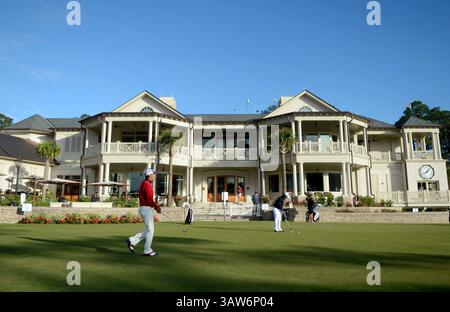 16 avril 2016 - Hilton Head Island, Caroline du Sud, États-Unis - les golfeurs s'échauffent sur le green lors de la troisième manche du RBC Heritage présenté par Boeing le samedi 16 avril 2016, à Harbour Town Golf Links à Sea Pines sur Hilton Head Island, Caroline du Sud (crédit image : © Delayna Earley/TNS via ZUMA Wire) Banque D'Images