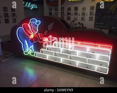 12 mars 2016 - Glendale, CA, États-Unis - le Museum of Neon Art de Glendale, Calif., présente des enseignes au néon vintage de l'âge d'or de la signalisation. (Crédit image : © Sam Mcmanis/TNS via ZUMA Wire) Banque D'Images