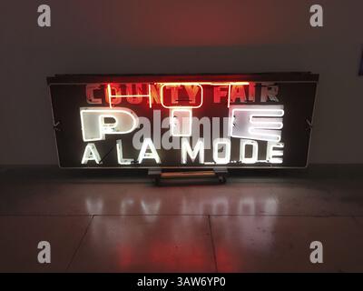 12 mars 2016 - Glendale, CA, États-Unis - le Museum of Neon Art de Glendale, Calif., présente des enseignes au néon vintage de l'âge d'or de la signalisation. (Crédit image : © Sam Mcmanis/TNS via ZUMA Wire) Banque D'Images