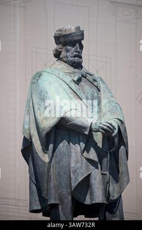 Statue de Giuseppe Garibaldi sur la Piazza Garibaldi, Naples, Campanie, Italie. Le Monument à Giuseppe Garibaldi se dresse comme une figure de bronze créée par le sculpteur Cesare Zocchi, situé dans l'immense Piazza Garibaldi Banque D'Images