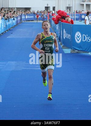 24 avril 2016 - Cape Town, Western Cape, Afrique du Sud - HENRI SCHOEMAN pendant le situ World Triathlon au Cap. Un éventail de leaders de la série mondiale et d'espoirs olympiques sont au Cap pour le Discovery World Triathlon. Le Discovery World Triathlon Cape Town est devenu l'un des points forts du calendrier ITU World Triathlon Series et le parcours d'élite consiste en une nage de 750 m à North Wharf au V&A Waterfront, suivie d'un cycle de 20 km à travers les zones environnantes, puis d'une course de 5 km. (Crédit image : © Bertram Malgas via ZUMA Wire) Banque D'Images