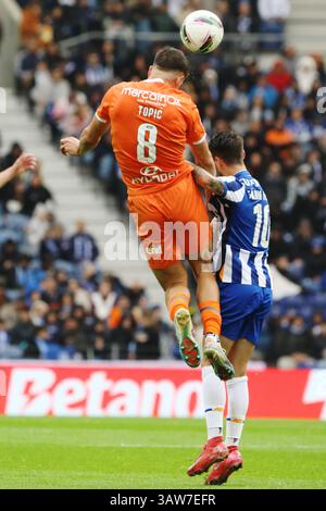 Mirko Topi ? Du Famalicao FC et Fabio Vieira du FC Porto vus en action lors du match de football portugais Primeira Liga entre le FC Porto et le Famalicão FC à Estádio do Dragão. Score final FC Porto 2 : 1 Famalicão FC Banque D'Images