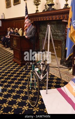 3 juin 2016 - Philadelphie, Pennsylvanie, U. S - coup d'envoi de la fin de semaine de course cycliste de la Philadelphie International Cycling Classic 2016 le maire JIM KENNEY prend la parole lors d'une conférence de presse le 3 juin 2016 au CityHall, Philadelphie en Pennsylvanie. Pro-cycliste participera à un parcours de 73 miles/118 km pour l'UCI Women's World Tour et de 110 miles/178 km pour l'UCI 1,1 Men's America Tour lors de la Philadelphia Cycling Classic le dimanche 5 juin 2016. (Crédit image : © Bastiaan Slabbers via ZUMA Wire) Banque D'Images