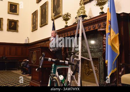 3 juin 2016 - Philadelphie, Pennsylvanie, U. S - coup d'envoi de la fin de semaine de course cycliste de la Philadelphie International Cycling Classic 2016 le maire JIM KENNEY prend la parole lors d'une conférence de presse le 3 juin 2016 au CityHall, Philadelphie en Pennsylvanie. Pro-cycliste participera à un parcours de 73 miles/118 km pour l'UCI Women's World Tour et de 110 miles/178 km pour l'UCI 1,1 Men's America Tour lors de la Philadelphia Cycling Classic le dimanche 5 juin 2016. (Crédit image : © Bastiaan Slabbers via ZUMA Wire) Banque D'Images