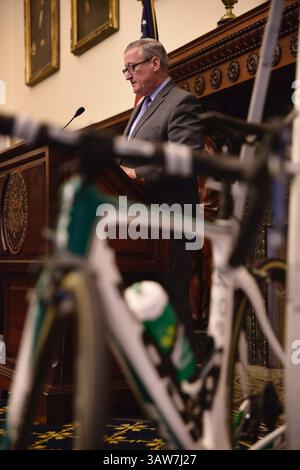 3 juin 2016 - Philadelphie, Pennsylvanie, U. S - coup d'envoi de la fin de semaine de course cycliste de la Philadelphie International Cycling Classic 2016 le maire JIM KENNEY prend la parole lors d'une conférence de presse le 3 juin 2016 au CityHall, Philadelphie en Pennsylvanie. Pro-cycliste participera à un parcours de 73 miles/118 km pour l'UCI Women's World Tour et de 110 miles/178 km pour l'UCI 1,1 Men's America Tour lors de la Philadelphia Cycling Classic le dimanche 5 juin 2016. (Crédit image : © Bastiaan Slabbers via ZUMA Wire) Banque D'Images