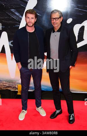 6 juin 2016 - Londres, Angleterre - Liam Hemsworth (l) et Jeff Goldblum assistent à une photocall sur le quai 16 de la gare d'Euston à Londres alors que Virgin trains dévoile son train-Wrap de résurgence du jour de l'indépendance et lance son nouveau service de divertissement à bord gratuit le 6 juin 2016 à Londres (crédit image : © Famous/Ace Pictures via ZUMA Press) Banque D'Images