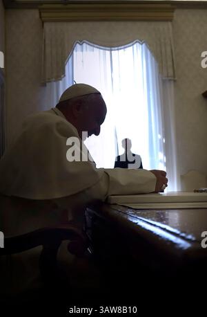 16 mai 2016 - État de la Cité du Vatican (Saint-Siège) - LE PAPE FRANÇOIS rencontre le président bulgare ROSSEN PLEVNELIEV au Vatican. (Crédit image : © Evandro Inetti via ZUMA Wire) Banque D'Images