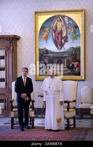 16 mai 2016 - État de la Cité du Vatican (Saint-Siège) - LE PAPE FRANÇOIS rencontre le président bulgare ROSSEN PLEVNELIEV au Vatican. (Crédit image : © Evandro Inetti via ZUMA Wire) Banque D'Images