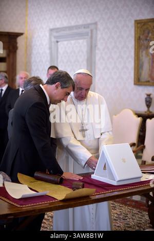 16 mai 2016 - État de la Cité du Vatican (Saint-Siège) - LE PAPE FRANÇOIS rencontre le président bulgare ROSSEN PLEVNELIEV au Vatican. (Crédit image : © Evandro Inetti via ZUMA Wire) Banque D'Images