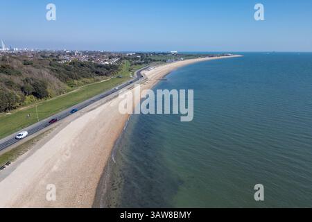 Vue aérienne vers l'est le long de Stokes Bay Beach (PO12), Gosport, Hampshire, Royaume-Uni. Banque D'Images