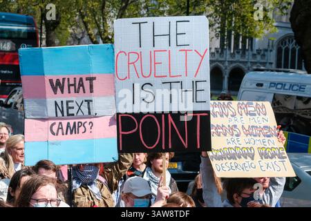 Londres, Royaume-Uni. 19 avril 2025. Des milliers de membres de la communauté trans, des partisans, y compris des représentants des syndicats, se sont rassemblés sur la place du Parlement avant une marche, à la suite de la décision de la Cour suprême sur la définition juridique de la femme. Crédit : onzième heure photographie/Alamy Live News Banque D'Images
