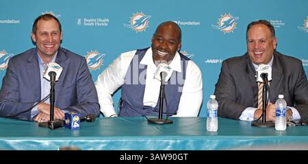 29 avril 2016 - Davie, FL, États-Unis - Adam Gase, entraîneur-chef des Dolphins de Miami, et Mike Tannenbaum, vice-président exécutif des opérations de football, avec Laremy Tunsil, premier tour de draft, au centre d'entraînement de l'équipe à Davie, Floride, le vendredi 29 avril 2016. (Crédit image : © Charles Trainor Jr/TNS via ZUMA Wire) Banque D'Images