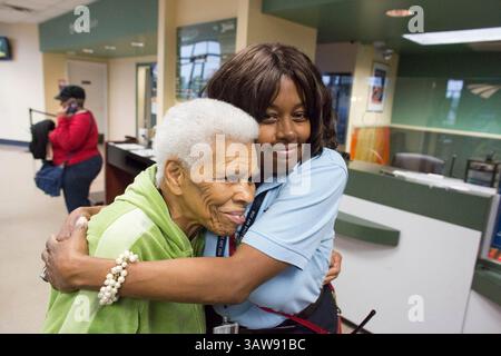 16 mai 2016 - Plainfield, New Jersey, États-Unis - Estelle Thompson, 91 de Plainfield, NJ apparaît à la gare Atlatnat le mardi 17 mai 2016. Thompson est accueilli par un travailleur d'Amtrak après son arrivée à la gare d'Atlanta. Thompson, la matriarche de cinq générations, rend visite à sa fille en Géorgie. Elle prévoit également de rendre visite à ses arrière-arrière-petits-enfants. Thompson, l'aînée de six et trois frères et sœurs vivants, élève des enfants depuis 16 ans, y compris ses frères et sœurs plus jeunes, ses enfants, ses petits-enfants et ses arrière-petits-enfants. Né à Camden, NJ Thompson a déménagé à Plainfield au début des années 40, RA Banque D'Images