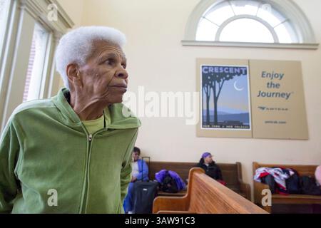 16 mai 2016 - Plainfield, New Jersey, États-Unis - Estelle Thompson, 91 de Plainfield, NJ apparaît à Atlanta. Gare mardi 17 mai 2016. Thompson, la matriarche de cinq générations, rend visite à sa fille en Géorgie. Elle prévoit également de rendre visite à ses arrière-arrière-petits-enfants. Thompson, l'aînée de six et trois frères et sœurs vivants, élève des enfants depuis 16 ans, y compris ses frères et sœurs plus jeunes, ses enfants, ses petits-enfants et ses arrière-petits-enfants. Né à Camden, NJ Thompson a déménagé à Plainfield au début des années 40, a élevé trois enfants ont travaillé comme couturière, a possédé plusieurs entreprises, y compris Banque D'Images