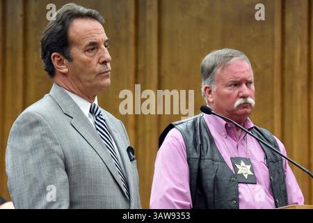 Le 26 avril 2016 - le procureur du district du comté de Merced, Larry Morse II, à gauche, et le shérif Vern Warnke entendent le conseil des superviseurs le mardi 25 avril 2016, lorsque les deux hauts responsables de l'application de la loi ont imploré le conseil d'investir plus d'argent dans les organismes d'application de la loi. (Crédit image : © Thaddeus Miller/The Merced Sun Star via ZUMA) Banque D'Images