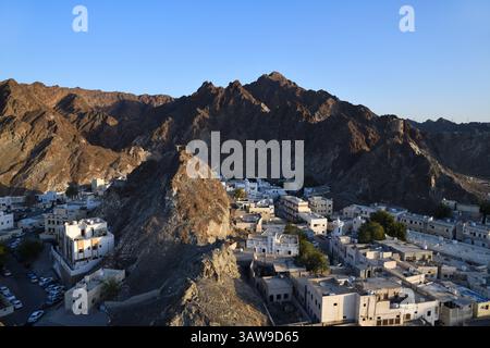 Muscat, Oman - 01 avril 2025 : vue depuis le fort de Mutrah sur Muscat et les montagnes au coucher du soleil. Sultanat d'Oman Banque D'Images