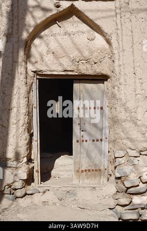 Ancienne porte à Bahla. Bahla abrite l'une des plus anciennes forteresses du pays, le Fort Bahla du XIIIe siècle, classé au patrimoine mondial de l'UNESCO Banque D'Images