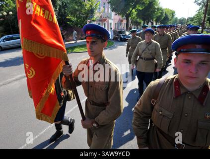 21 juin 2016 - Brest, Biélorussie - les reconstituteurs vêtus d'uniformes de l'Armée rouge défilent dans un défilé pour commémorer le 75e anniversaire de l'opération Barbarossa, l'invasion de l'Union soviétique par l'Allemagne nazie pendant la seconde Guerre mondiale, qui a commencé le 22 juin 1941. (Crédit image : © Viktor Vetkin via ZUMA Wire) Banque D'Images