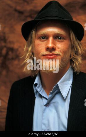 6 décembre 2002 - Hollywood, Californie, États-Unis - CHARLIE HUNNAM fait la promotion de Nicholas Nickleby. Charles Matthew Hunnam Charles Matthew Hunnam (né le 10 avril 1980) est un acteur anglais. Il est connu pour ses rôles de Jackson 'Jax' Teller dans la série FX sons of Anarchy (2008-2000), Nathan Maloney dans le drama Channel 4 Queer as Folk (1999-14), Lloyd Haythe dans la série comique Fox Undéclaré (2001-02), le rôle-titre dans Nicholas Nickleby (2002), Pete Dunham dans Green Street (2005), et Raleigh Becket dans Pacific Rim (2013), Crimson Peak (2015), The Lost of the King 2016, The Legillon de la légende de la ville perdue (2017 () Banque D'Images