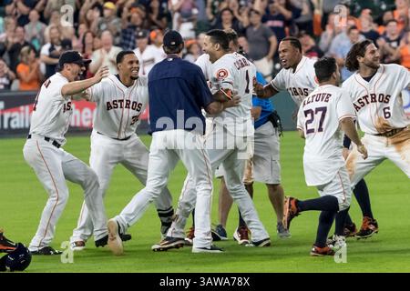 21 juin 2016 : les joueurs des Astros de Houston célèbrent avec Carlos Correa (1), l'arrêt court des Astros de Houston, après avoir frappé un single pour remporter le match de la Ligue majeure de baseball entre les Angels de Los Angeles d'Anaheim et les Astros de Houston au minute Maid Park à Houston, au Texas. Les Astros ont vaincu les Angels 3-2 Tim Warner/CSM (crédit image : © Tim Warner/CSM via ZUMA Wire) Banque D'Images