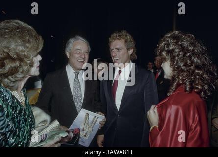 4 décembre 1988 - Washington, District de Columbia, U. S - le démocrate Joespeh P. Kenedy II (au centre) est accueilli par son oncle Sargent Shriver et sa tante Eunice Kennedy Shriver et sa cousine Maria Shriver Schwarzengger à leur arrivée aux Kennedy Center Honors (crédit image : © Mark Reinstein via ZUMA Wire) Banque D'Images