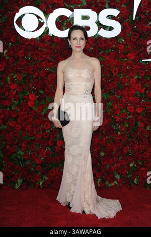 12 juin 2016 - New York, NY, États-Unis - 12 juin 2016 New York City..Bebe Neuwirth assiste à la 70e cérémonie annuelle des Tony Awards au Beacon Theatre le 12 juin 2016 à New York. (Crédit image : © Kristin Callahan/Ace Pictures via ZUMA Press) Banque D'Images